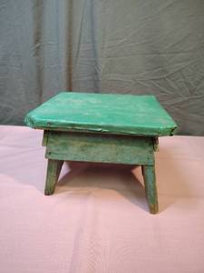 lot 201 image: Vintage Green wood footstool with vinyl wrapped top (vinyl needs replaced)