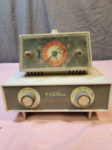 lot 213 image: Vintage Montgomery Ward Airline Solid State Clock Radio Model 1838A. Does turn on.