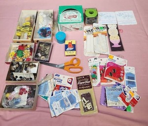 lot 224 image: Mixed Sewing Notions and Tools Collection