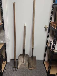 lot 432 image: Garden Tools - 2 shovels (one has a broken handle) and a hoe