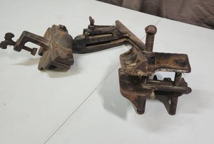 lot 478 image: Vintage Woodworkers Swiveling Jaws Hand Saw Sharpening Vice and a Vintage Corner Clamp (believe these are cast iron)