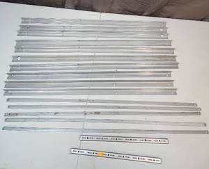 lot 523 image: Misc metal shelf brackets & supports