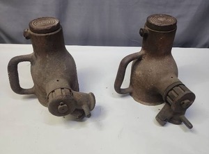 lot 613 image: Two Vintage 15 Ton Journal Jacks - heavy with patina - very heavy