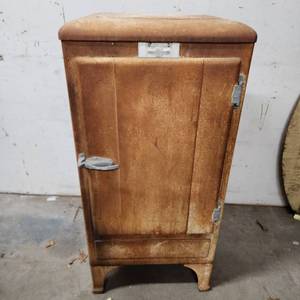 lot 5 image: Vintage Frigidaire Ice Box Style Refrigerator - heavy patina - tested and works well to get cold (did not test ice trays). See desc for more info