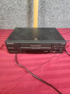 lot 231 image: Emerson VCR1500 VHS Player with Digital Auto Tracking. Powers on but otherwise untested.