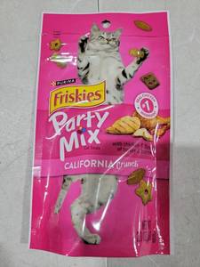 lot 9346 image: Purina Friskies Cat Treats, Party Mix California Crunch With Chicken - (Pack of 5) 2.1 oz. Pouches