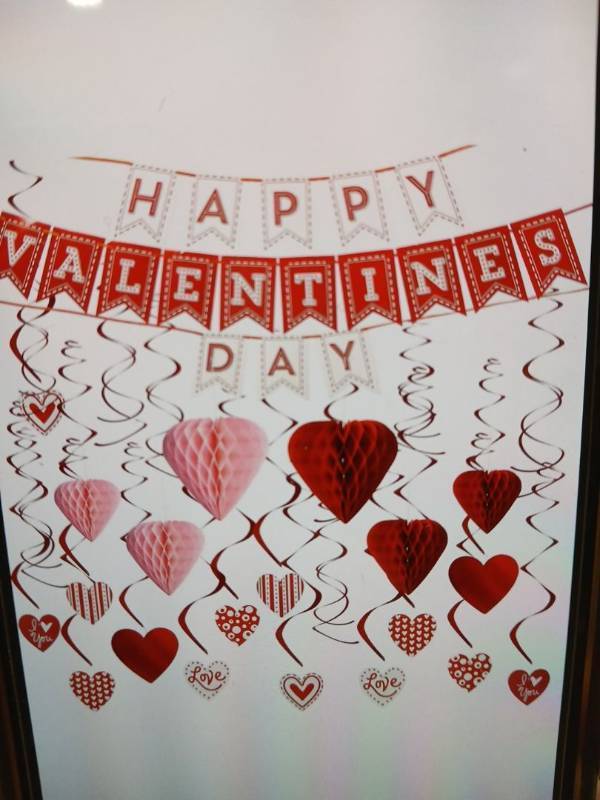 lot 28425 image: Valentine Swirl String Cutout with Garland