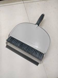 lot 8966 image: Handheld Broom and Dustpan