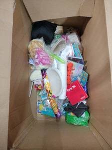 lot 8991 image: Box of Miscellaneous Small Items
