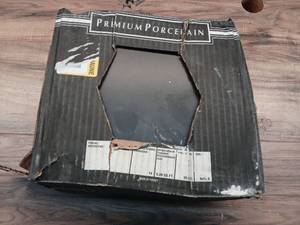 lot 30700 image: Pack of 8, Premium  Porcelain  size 9x10,5, 6,89 SQ FT - Retail $80