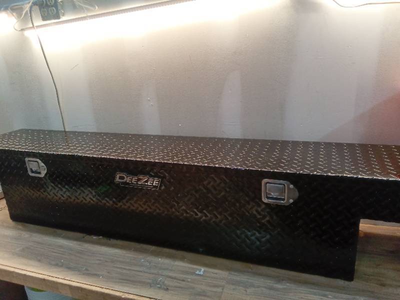 lot 21070 image: Dee Zee BkTb 12 Crossover Tool Box, Fullsize - Retail $305