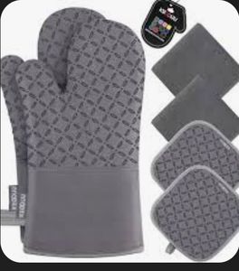 lot 16653 image: Oven mitts