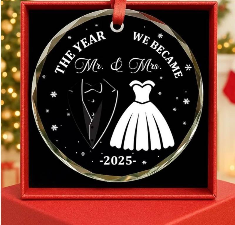 lot 31175 image: 2025 Mr & Mrs Wedding Round Glass Ornament First Christmas Married Keepsake Xmas Tree Ornaments for Newlyweds Engagement, Bride to Be, Anniversary, Unique Gifts New Year 2 Pack