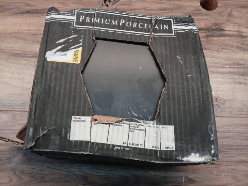lot 30700 image: Pack of 8, Premium  Porcelain  size 9x10,5, 6,89 SQ FT - Retail $80