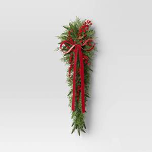 lot 1436 image: Asymmetrical Berry Pine Christmas Garland - Threshold