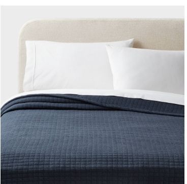 lot 16693 image: FullQueen Jersey Quilt Dark Navy Blue - Threshold Knitted Coverlet, OEKO-TEX Certified - Retail $79