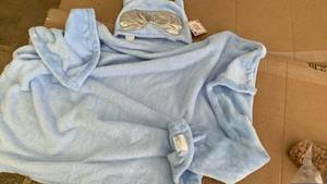 lot 41247 image: Hooded Wearable Throw Blanket