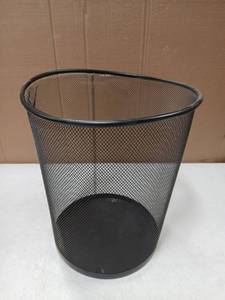 lot 5571 image: Metal Wastebasket