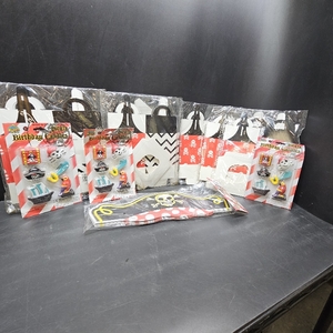 lot 3088 image: Miscellaneous lot of pirate Birthday supplies