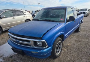 lot 2466 image: 1995 Chevrolet S-10 Pickup Blue