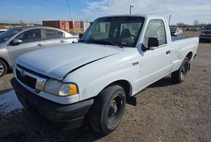 lot 2469 image: 2000 Mazda B2500 Pickup White