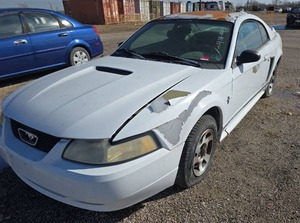 lot 2471 image: 2000 Ford Mustang White