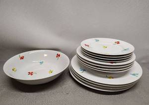 lot 402 image: Floral Pattern Dinnerware Set