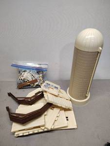 lot 419 image: Vintage Farm Building Toy with Accessories