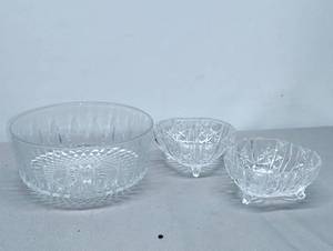 lot 432 image: 3 Clear Glass Dishes