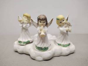 lot 439 image: Ceramic Angels On A CLOUD