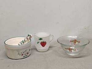 lot 464 image: Strawberry Creamer Dip Bowl and Holly Berry Bowl