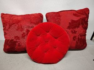 lot 470 image: Better Home and Garden Red Pillows