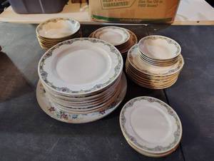 lot 471 image: Haviland Limoges Dish Set