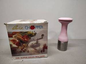 lot 479 image: Quick Chopper and other kitchen stuff