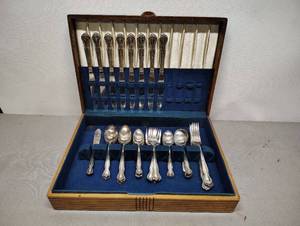 lot 495 image: Rogers Bro Vintage Flatware in Case