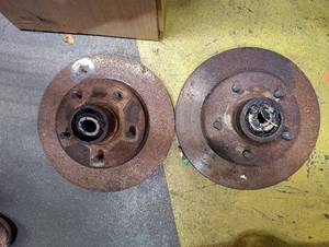 lot 516 image: used front disc brake rotor and hub assembly.