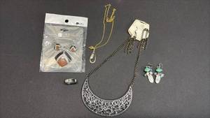 lot 105 image: Jewelry Sets & Earrings, Sarah Coventry Necklace and Spinner Ring with Stars