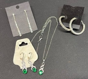 lot 121 image: Glamorous Jewelry Bundle