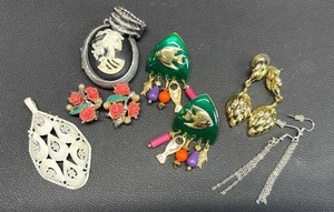 lot 122 image: Jewelry Assortment Modern and Vintage