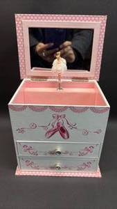 lot 127 image: Adorable Musical Ballet Theme Jewelry Box