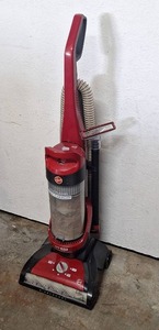 lot 200 image: Hoover WindTunnel Max Capacity Upright Vacuum