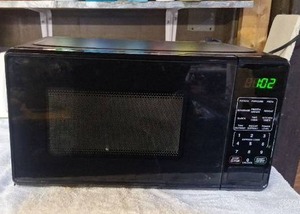 lot 222 image: 700W Countertop Microwave MS843612799501