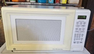 lot 224 image: GE Sensor Microwave Oven