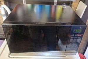 lot 225 image: Oster 1000W Countertop Microwave