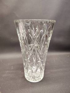lot 15 image: Anchor Hocking Cross & Olive Collection Tapered Glass Vase.