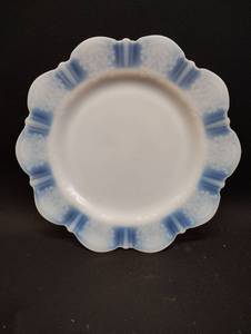lot 17 image: Monax American Sweetheart Depression Glass Plate