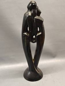 lot 32 image: Vintage Haeger Large 20 Inch Ceramic Romantic Love Statue, Has Some Minor Scratches to The Paint