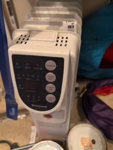 lot 62 image: Honeywell 1500W Oil-Filled Space Heater