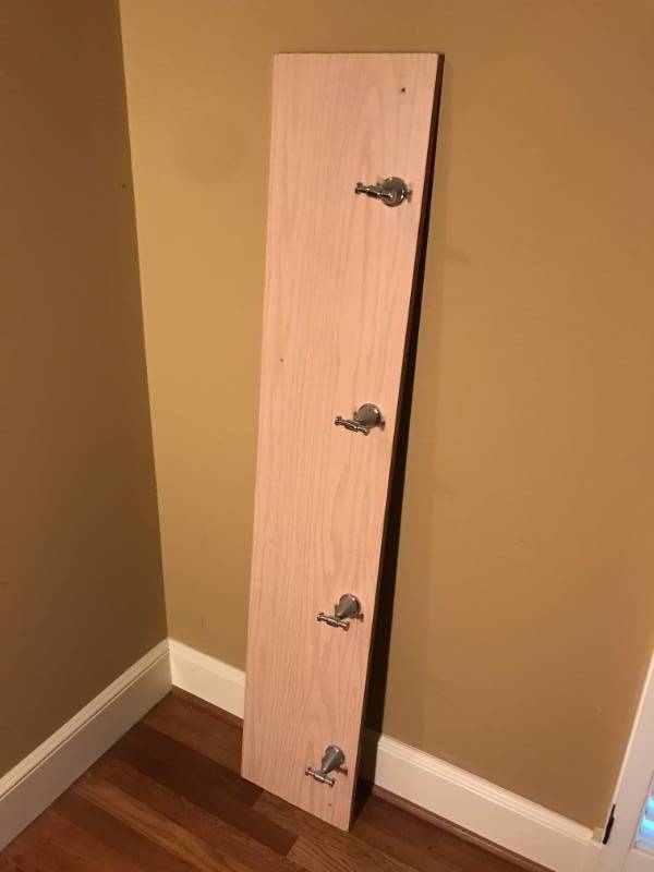 lot 31 image: Blond wood wall hook (4 hooks)