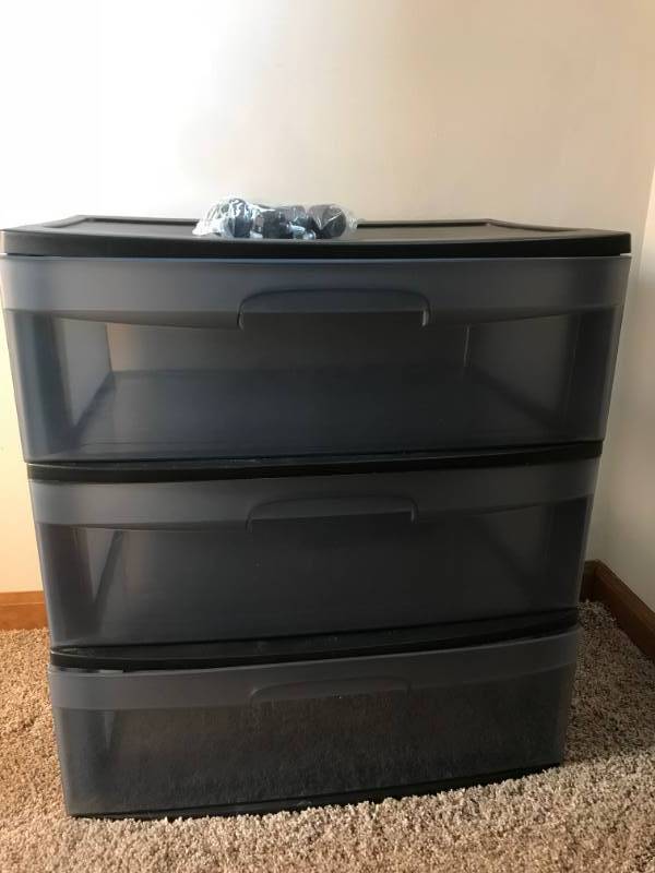 lot 32 image: Sterlite plastic bin with 3 drawers